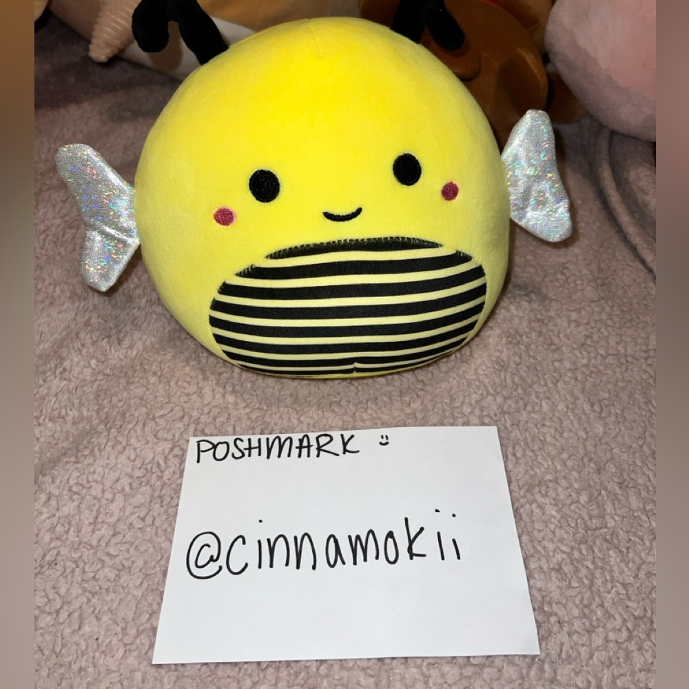 Small Bee squishmallow